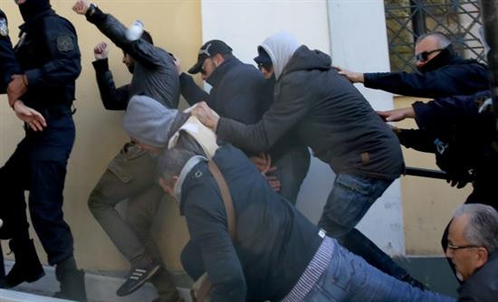 Καρέ-καρέ το άγριο λιντσάρισμα στο δολοφόνο της εφοριακού – Η φυγάδευση και το ξύλο στο δικηγόρο του